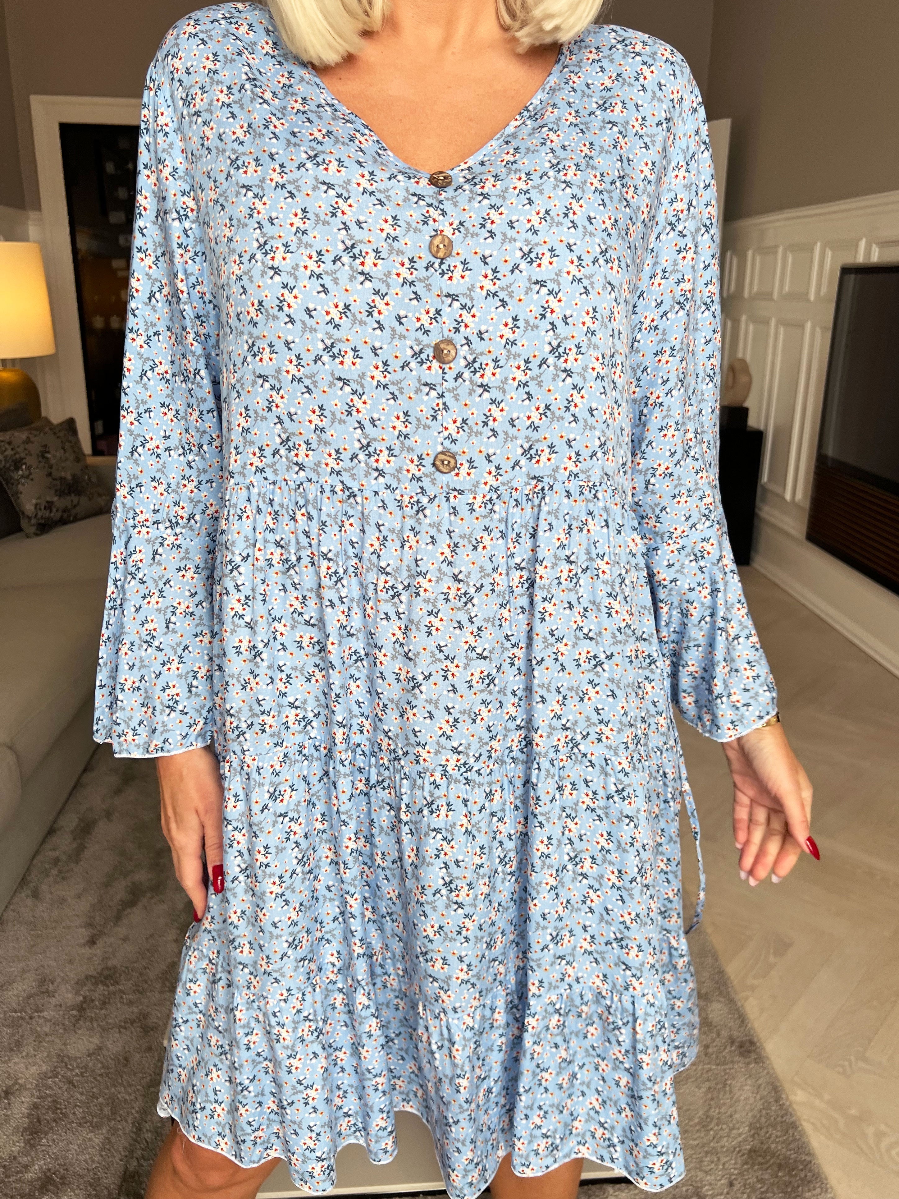 Karla - Vacker blommig bomullsklänning med knappar - Blue